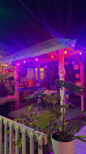Outdoor dining - Blue Cottage STEPS to beach DOG friendly Sleeps 5 FULL Beach Gear Hot Tub (Clearwater)