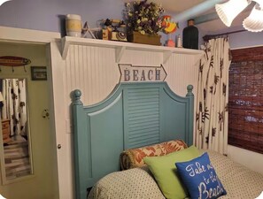 Room - Blue Cottage STEPS to beach DOG friendly Sleeps 5 FULL Beach Gear Hot Tub (Clearwater)