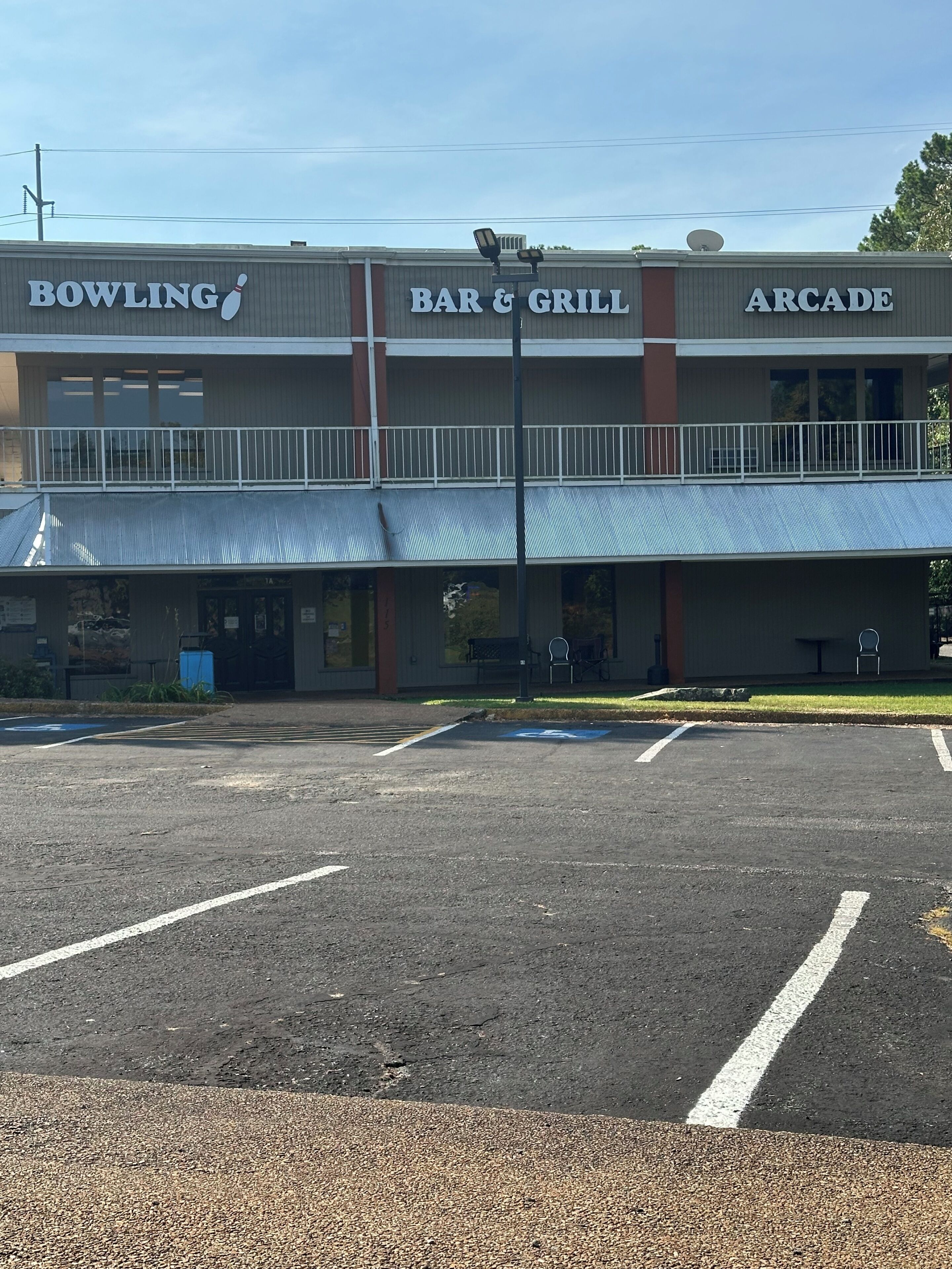 Un immeuble abritant un bowling, un bar-restaurant et une salle d’arcade au rez-de-chaussée.