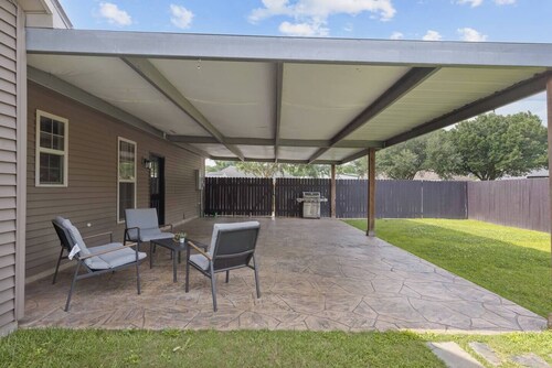 Huge Retreat: 4BR Sleep 8, Min to Sports, Fenced