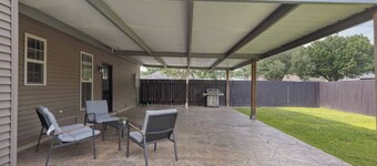 Huge Retreat: 4BR Sleep 8, Min to Sports, Fenced