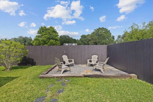 Huge Retreat: 4BR Sleep 8, Min to Sports, Fenced