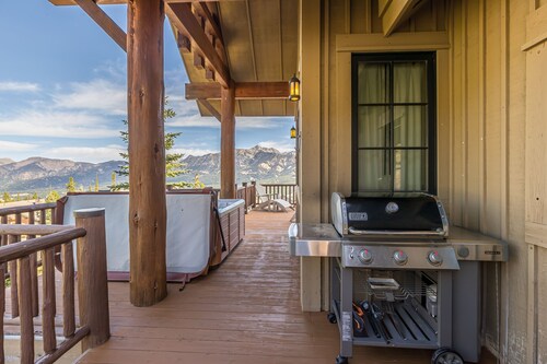 NEW! Ski In/Out + Private Hot Tub in Moonlight