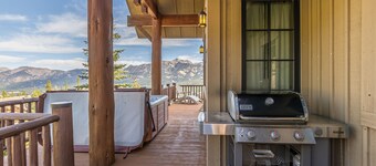 NEW! Ski In/Out + Private Hot Tub in Moonlight