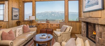 NEW Listing | Ski In/Out + Private Hot Tub in Moonlight