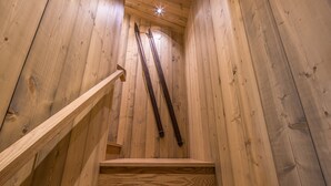 Una escalera de madera con barandilla y peldaños.