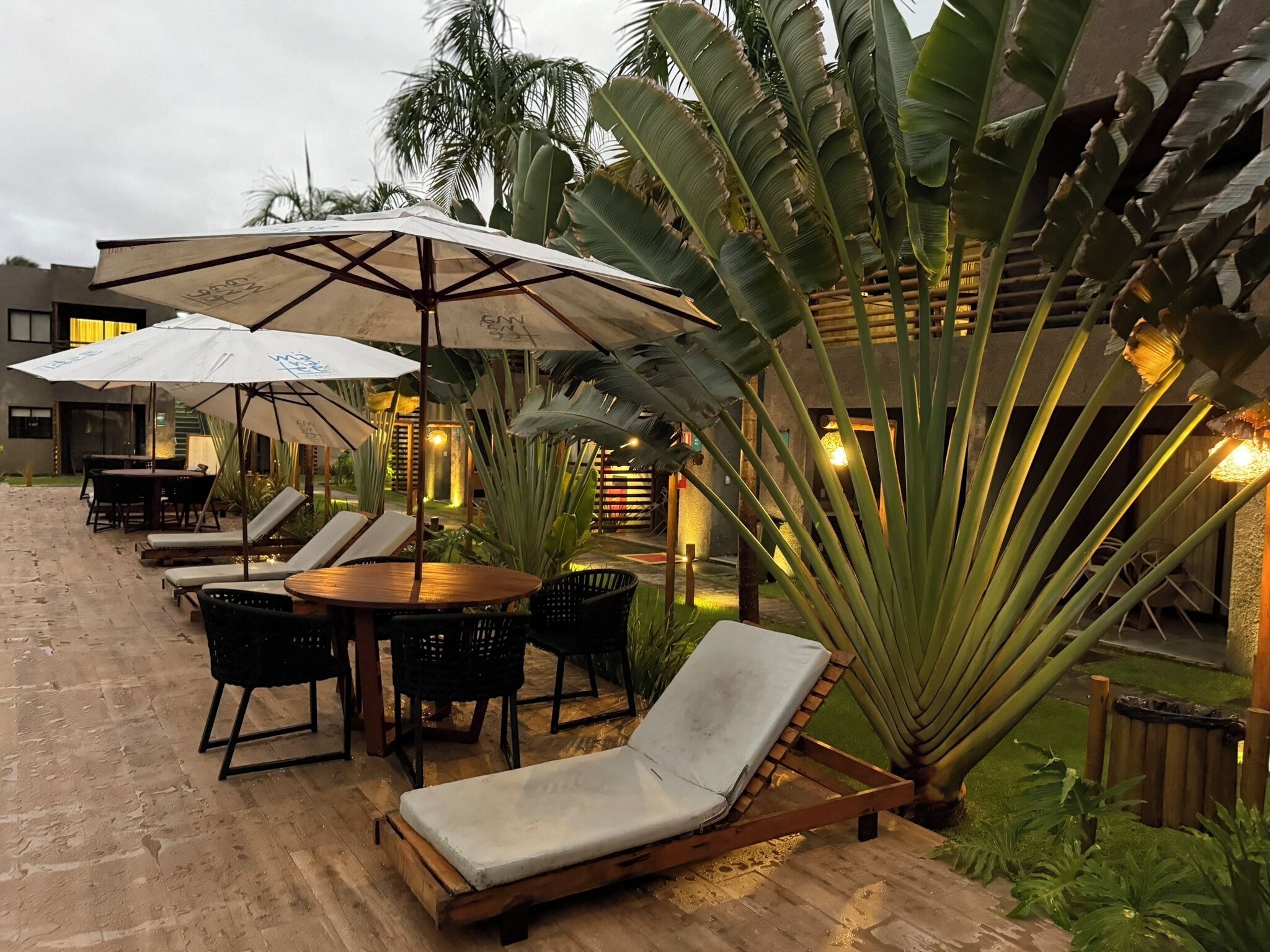 Un espace extérieur aménagé avec des tables, des chaises et des parasols.
