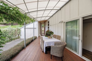Outdoor dining - Pīwakawaka | Coastal Retreat for Families & Friends | Waipatiki Beach (Tangoio)