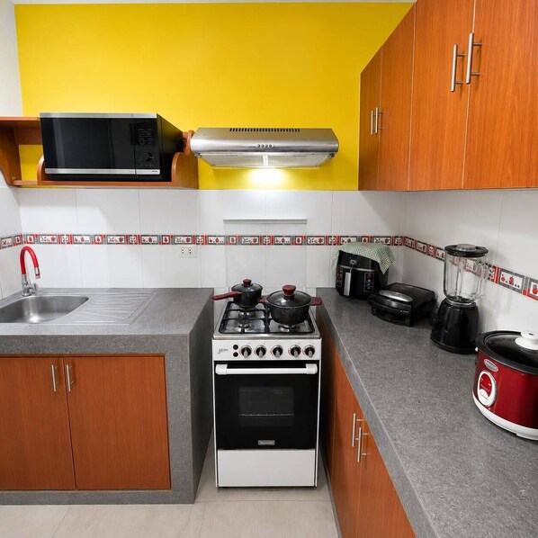 Private kitchen - Private 1-bedroom, 1-bathroom apartment in the Marsano building, in the Miraflores tourist area (Lima)