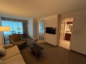 Deluxe Suite | Living area - Cambridge Suites Toronto Downtown (Toronto)