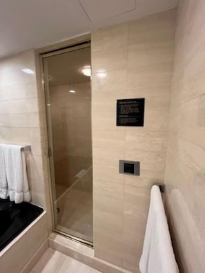 Bathroom - Cambridge Suites Toronto Downtown (Toronto)