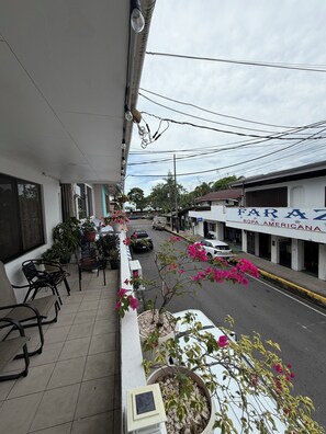 A balcony with potted plants and outdoor seating. - Cozy 1-bedroom apartment in brilliant Quepos with AC (Quepos)