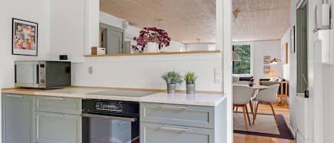 Fridge, microwave, dishwasher, cookware/dishes/utensils