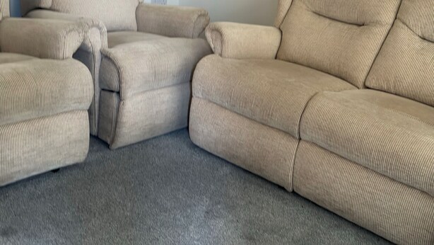 Ein modulares Sofa mit gerippter Struktur auf einem grauen Teppich.