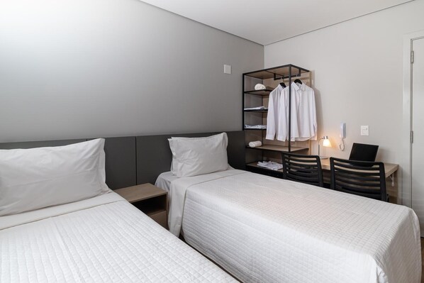 Room - Serene Room Great for Business & City Explorers Near Shopping Eldorado - 4.8 mi (São Paulo)