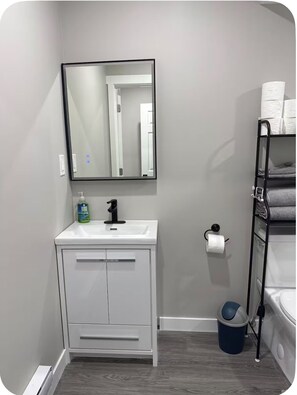 シャワー、タオル、石鹸、トイレットペーパー