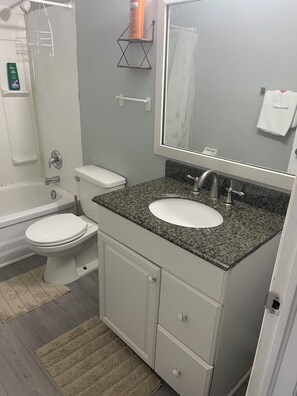 Bathroom - A cute apartment located in downtown St. Thomas. Family friendly environment. (St. Thomas)