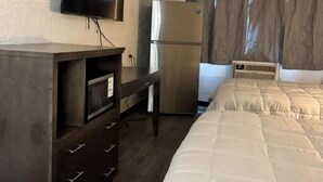 Desk, laptop workspace - Sioux Fall Inn (Sioux Falls)