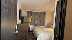 Desk, laptop workspace - Sioux Fall Inn (Sioux Falls)