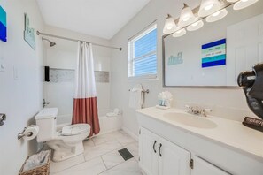 Shower, hair dryer, towels, soap - Sun Rays Retreat - Hot Tub - Walk to the Beach - Pet Friendly - Sleeps 10 (Panama City Beach)