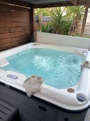 Outdoor spa tub - Sun Rays Retreat - Hot Tub - Walk to the Beach - Pet Friendly - Sleeps 10 (Panama City Beach)
