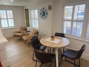 Dining - Sun Rays Retreat - Hot Tub - Walk to the Beach - Pet Friendly - Sleeps 10 (Panama City Beach)