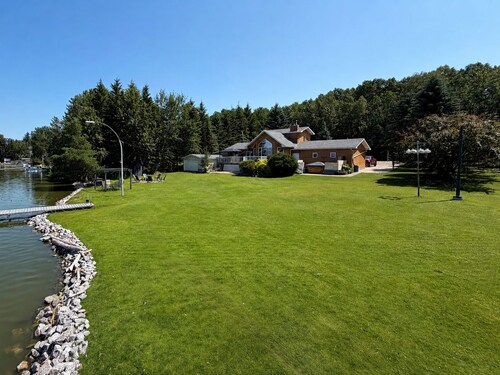 Lone Pine Cabin • Private Lakefront Escape • Sleeps 14 • Big Yard