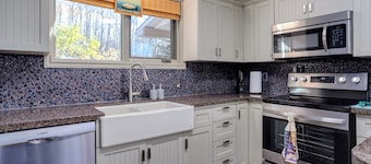 Lone Pine Cabin • Private Lakefront Escape • Sleeps 14 • Big Yard