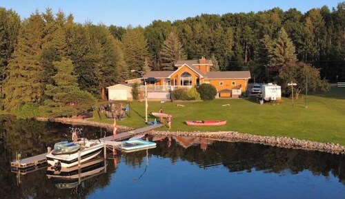 Lone Pine Cabin • Private Lakefront, Dock, Firepit • Big Yard • Sleeps 14
