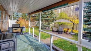Outdoor dining - Lone Pine Cabin • Private Lakefront, Dock, Firepit • Big Yard • Sleeps 14 (Gainford)