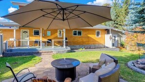 Outdoor dining - Lone Pine Cabin • Private Lakefront, Dock, Firepit • Big Yard • Sleeps 14 (Gainford)