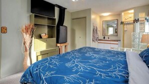 5 bedrooms, iron/ironing board, WiFi (free), bed sheets - Lone Pine Cabin • Private Lakefront, Dock, Firepit • Big Yard • Sleeps 14 (Gainford)