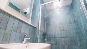 Bathroom - TOP DECK, pet friendly, character holiday cottage in St Ives (St. Ives)