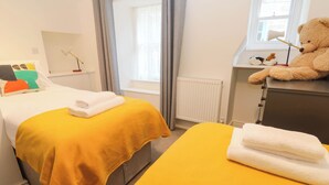 Room - TOP DECK, pet friendly, character holiday cottage in St Ives (St. Ives)