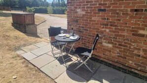 Outdoor dining - UNDERHILL HOUSE ANNEX, pet friendly in Stratford-Upon-Avon (Stratford-upon-Avon)
