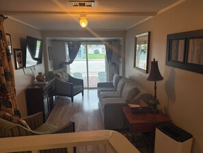 Living area - Lemon Cottage Steps to Beach Dog Friendly Hot Tub Full Beach Gear (Clearwater)