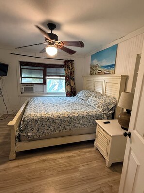 WiFi, bed sheets - Lemon Cottage Steps to Beach Dog Friendly Hot Tub Full Beach Gear (Clearwater)