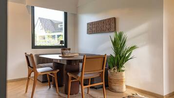 Deluxe Villa, 1 King Bed with Sofa bed, Patio, Lake View | Dining