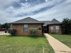 Unclassified image, 2 of 15, button - 2 bed/2 bath home located in the middle of all sports, restaurants &universities (Abilene)