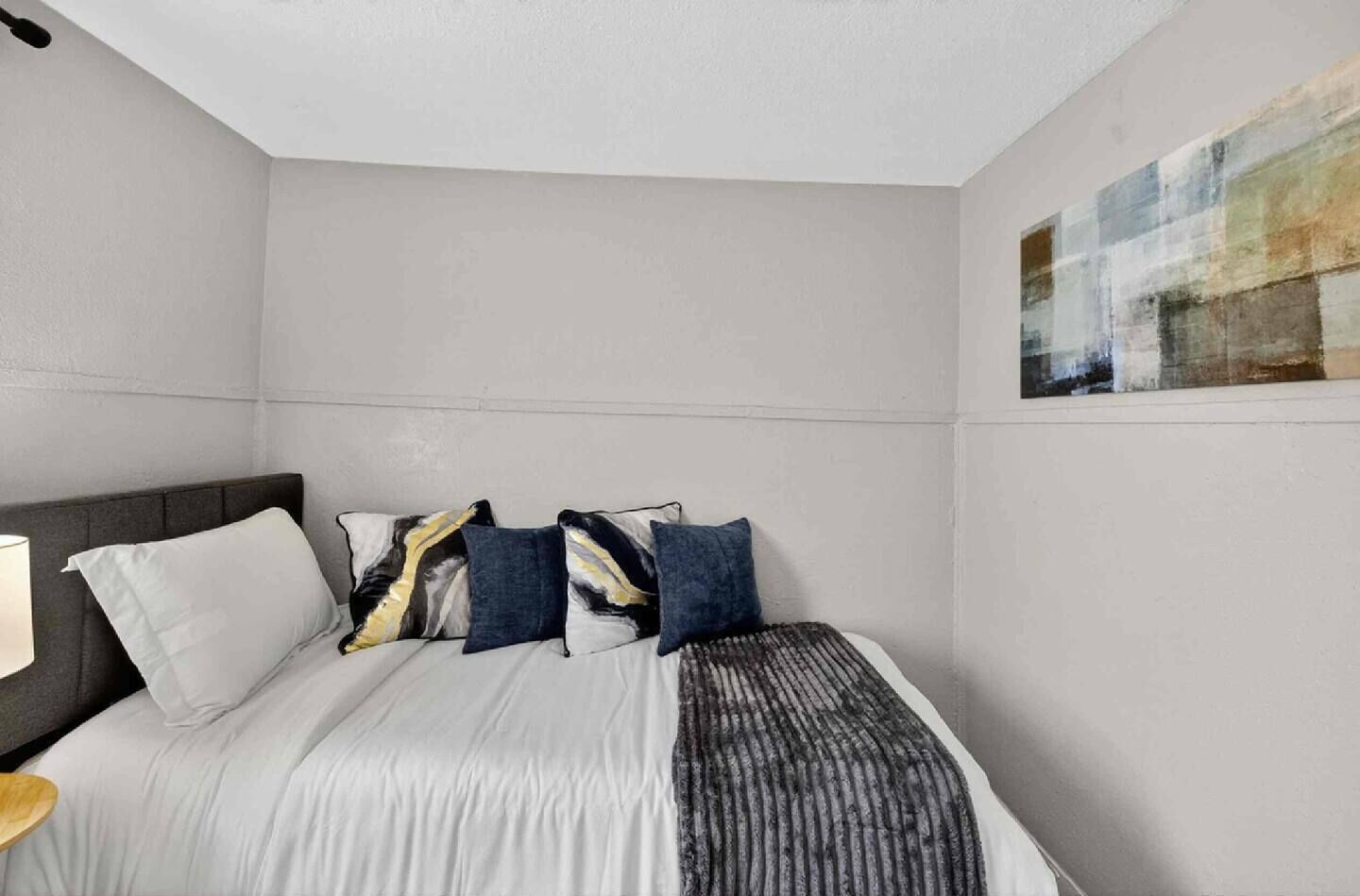 2 bedrooms, desk, WiFi