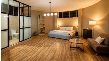 Deluxe Suite, Patio | Soundproofing, WiFi (free)