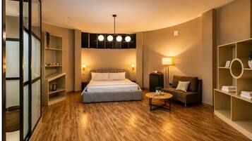 Deluxe Suite, Patio | Soundproofing, WiFi (free)