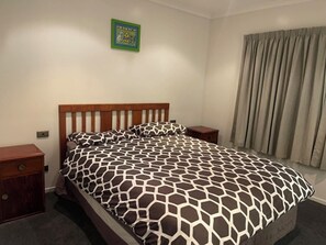 3 bedrooms, WiFi (free), bed sheets - Inviting Family Home in Queenstown. (Lake Hayes Estate)
