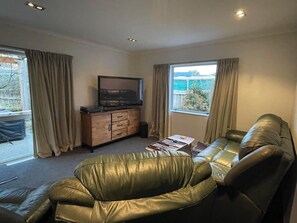 Smart TV - Inviting Family Home in Queenstown. (Lake Hayes Estate)