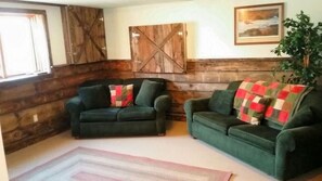 Living area - Whitetail Ridge 3 Bedroom w/ Swimming Pond and Hot Tub (Waterville)