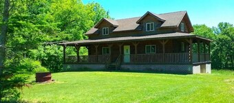 Whitetail Ridge 3 Bedroom w/ Swimming Pond and Hot Tub