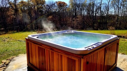 Whitetail Ridge 3 Bedroom w/ Swimming Pond and Hot Tub