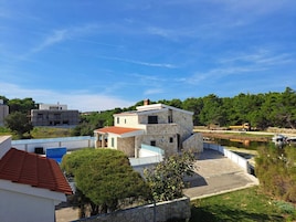 Un quartier résidentiel avec des maisons modernes, un ciel dégagé et une étendue d’eau.
