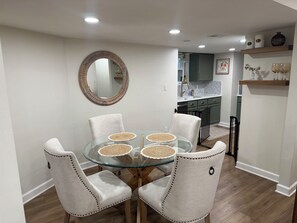 Unclassified image, 3 of 14, button - Charming 2-bedroom apartment in Alsip, full amenities workspace (Alsip)