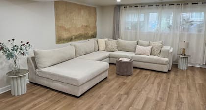 Charming 2-bedroom apartment in Alsip, full amenities workspace